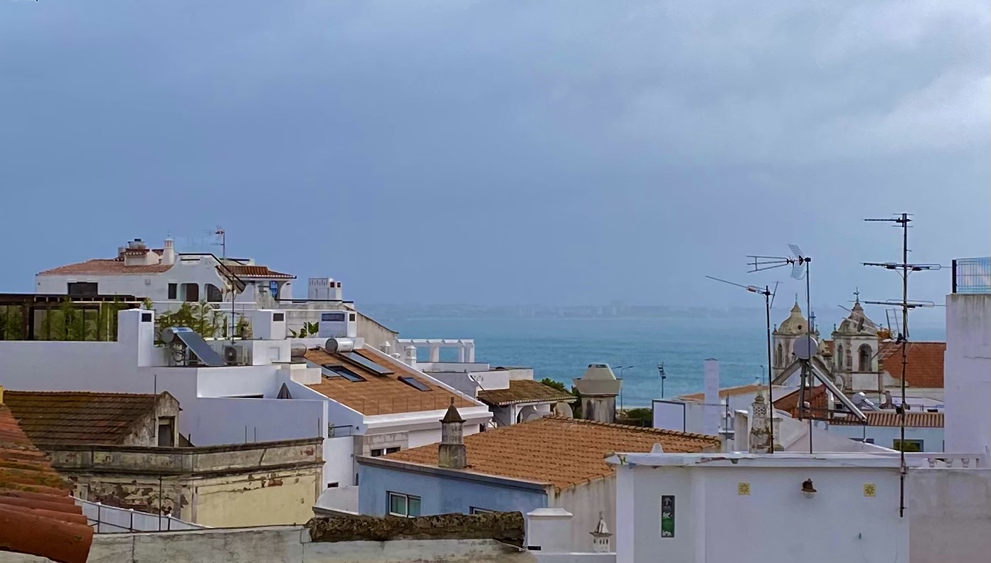 Lagos, Portugal – Day 32 (Rainy Day – Morning workout with Daisy, Breakfast Burritos, Magic Board Center – Surfboard Repair)